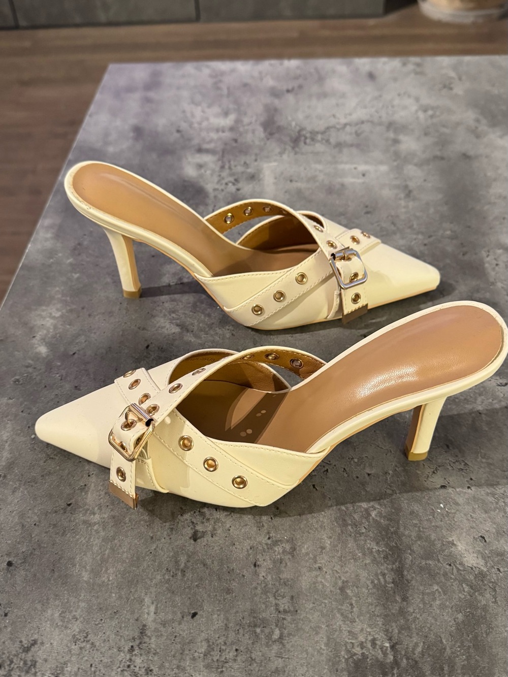 Pointed Toe Buckle Heels off white women’s size 7